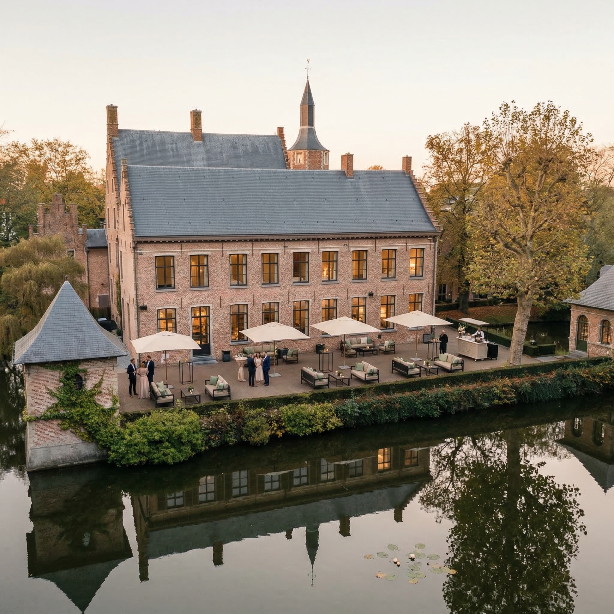 Terras lounge bij avondlicht